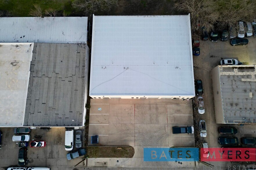 More Photos Of 4814 Alexander Ln, Dallas Showroom For Sale