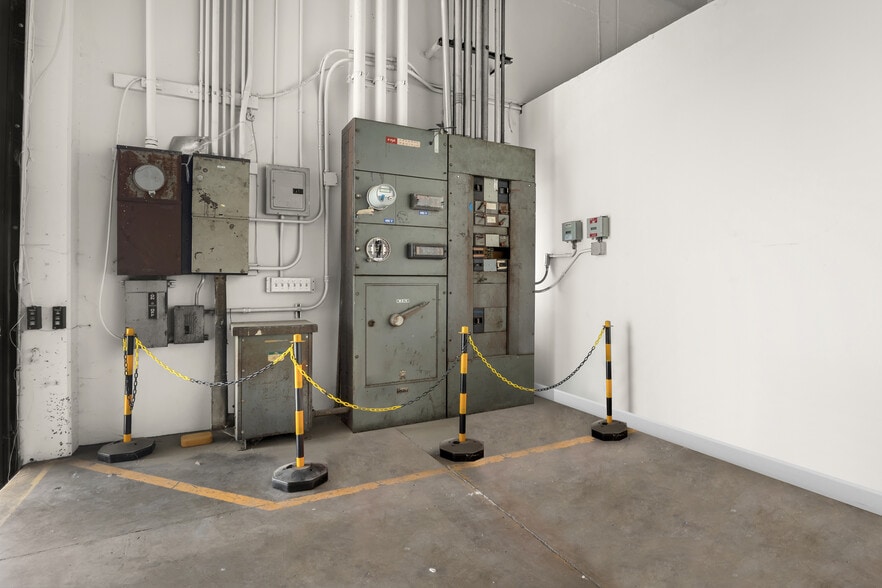 More Photos Of 2717 Tanager Ave, Los Angeles Warehouse For Sale