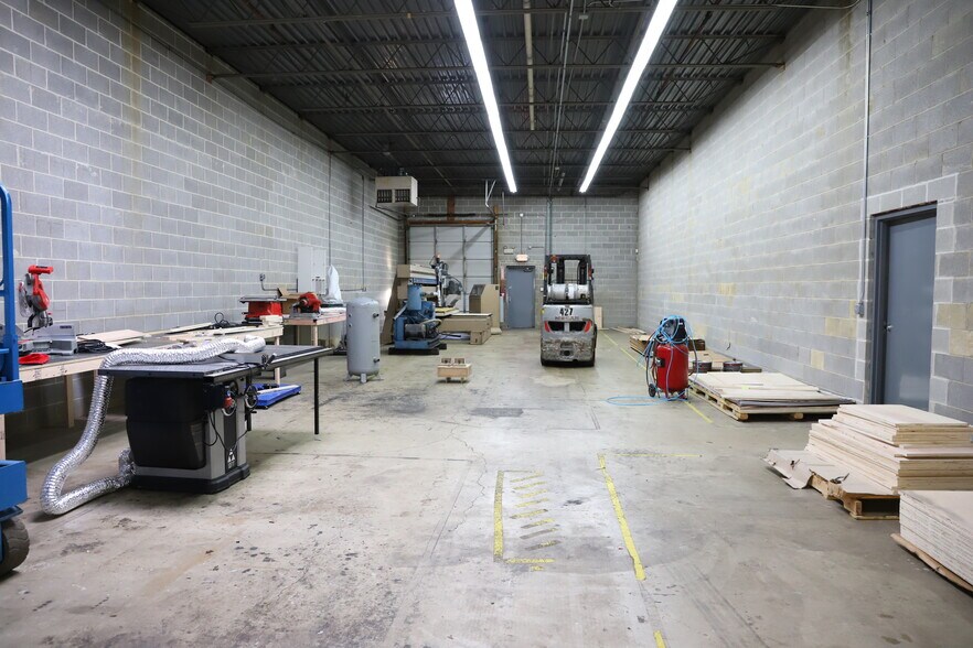 More Photos Of 1421-1431 Armour Blvd, Mundelein Warehouse For Lease