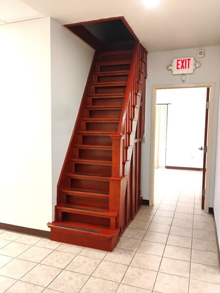 More Photos Of 1002 E Taylor St, Brownsville Office For Lease