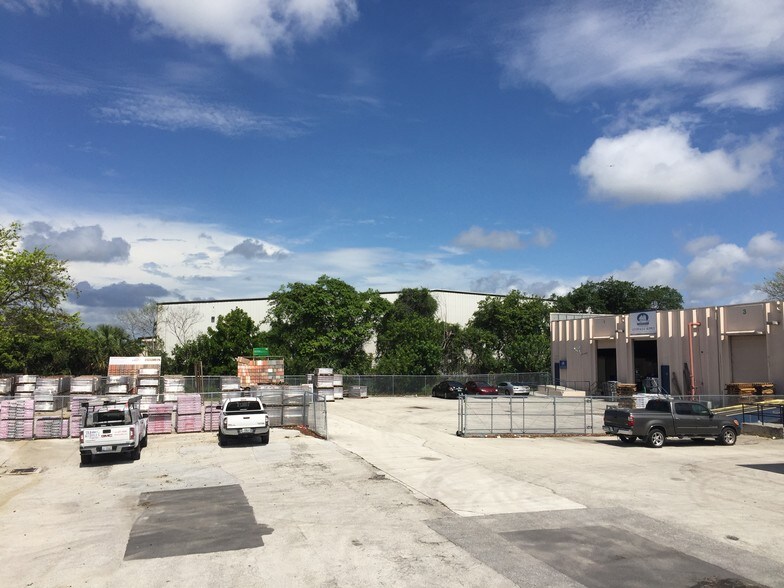More Photos Of 950 W 13th St, Riviera Beach Warehouse For Lease