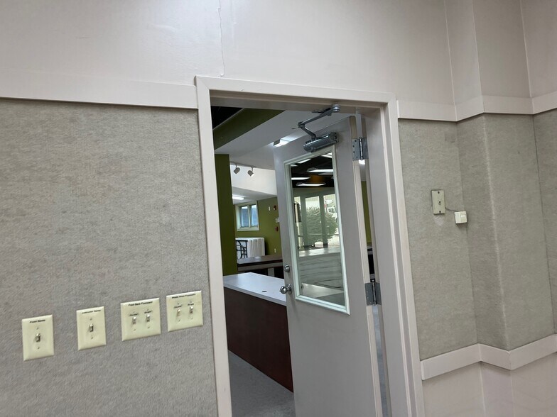 More Photos Of 374 Industrial Park Dr, Boone Showroom For Lease