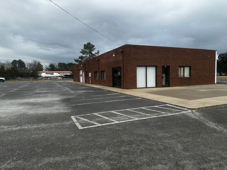 More Photos Of 852 W 5th St, Washington Storefront Retail Office For Sale