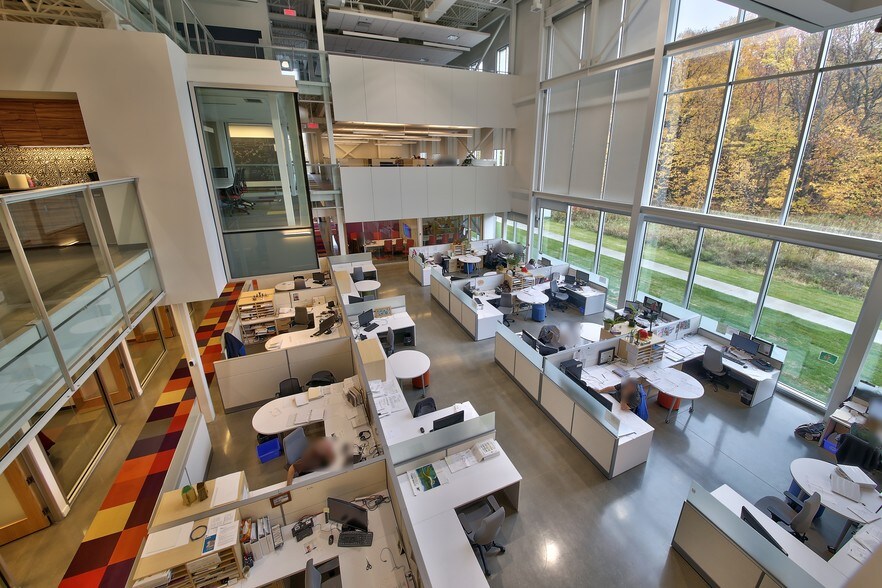 More Photos Of 1645 Boul Lionel-Boulet, Varennes Office For Lease