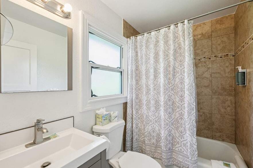 More Photos Of 1623 Lake St, Calistoga Hotel For Sale
