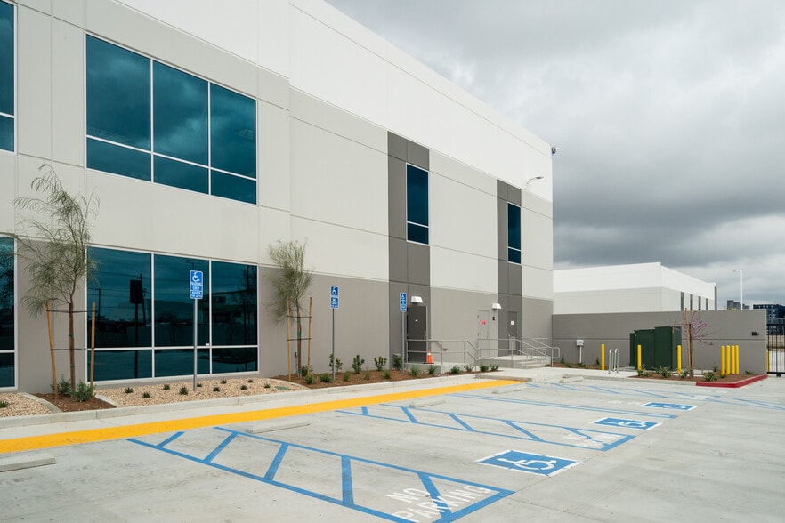 More Photos Of 3071 E Coronado St, Anaheim Warehouse For Lease