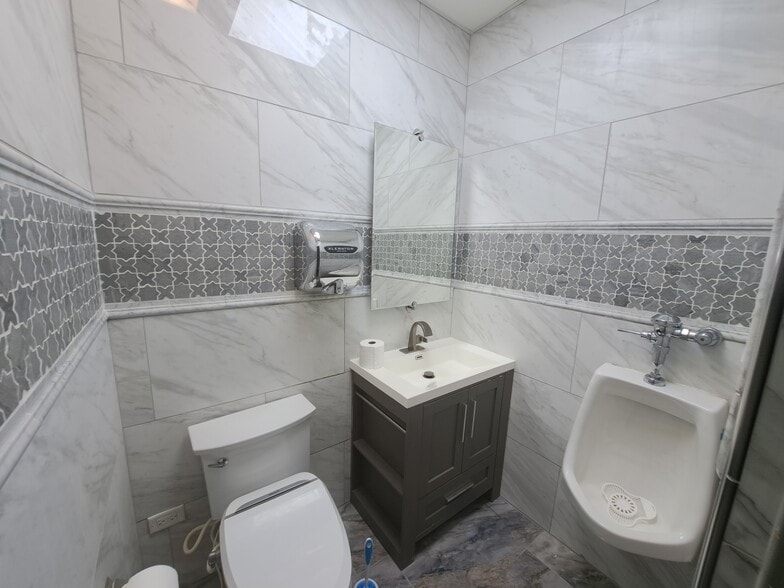 More Photos Of 625 Factory Rd, Addison Warehouse For Sale