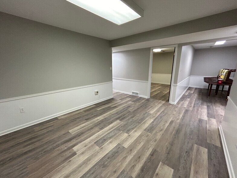 More Photos Of 300 4th St, Elyria Office Residential For Lease