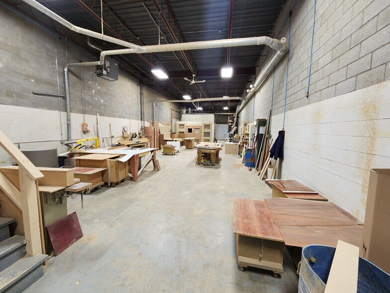 More Photos Of 644-824 Boul Du Curé-Boivin, Boisbriand Warehouse For Lease