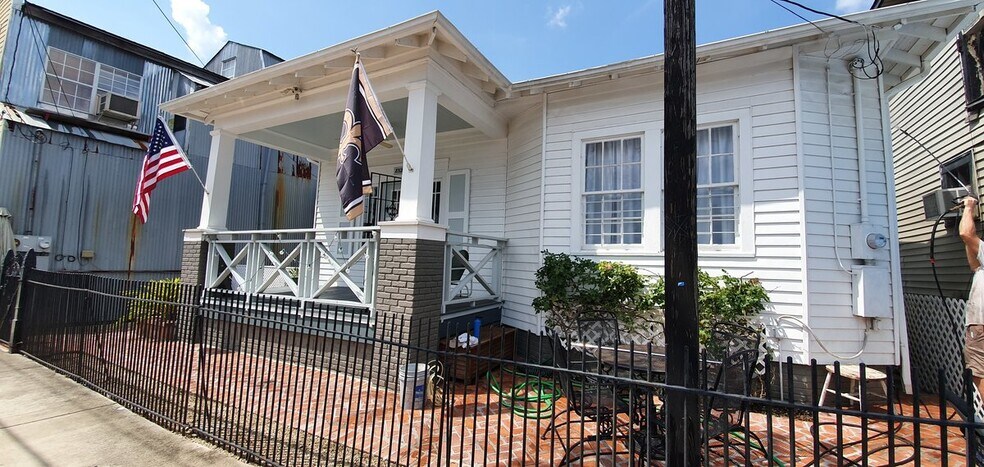 More Photos Of 8526 Oak St, New Orleans General Retail For Lease