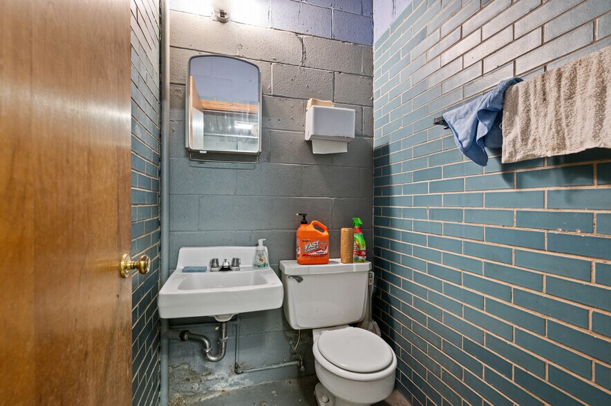 More Photos Of 450 Castle Shannon Blvd, Pittsburgh Storefront For Sale