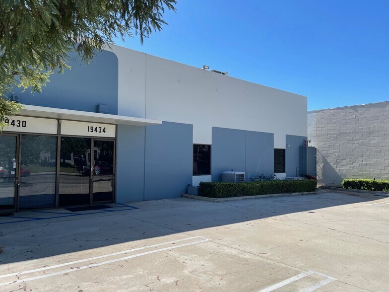 More Photos Of 19428-19434 Business Center Dr, Northridge Warehouse For Lease