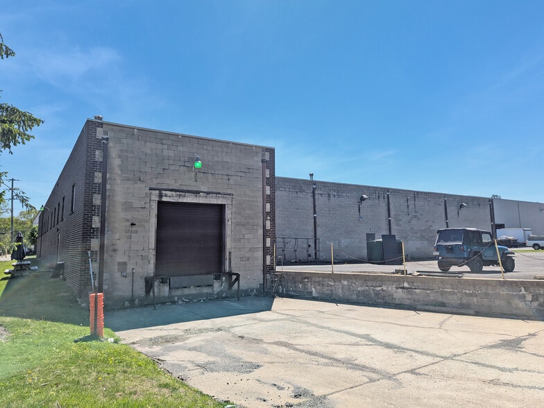 More Photos Of 1065 Industrial Blvd, Southampton Warehouse For Lease
