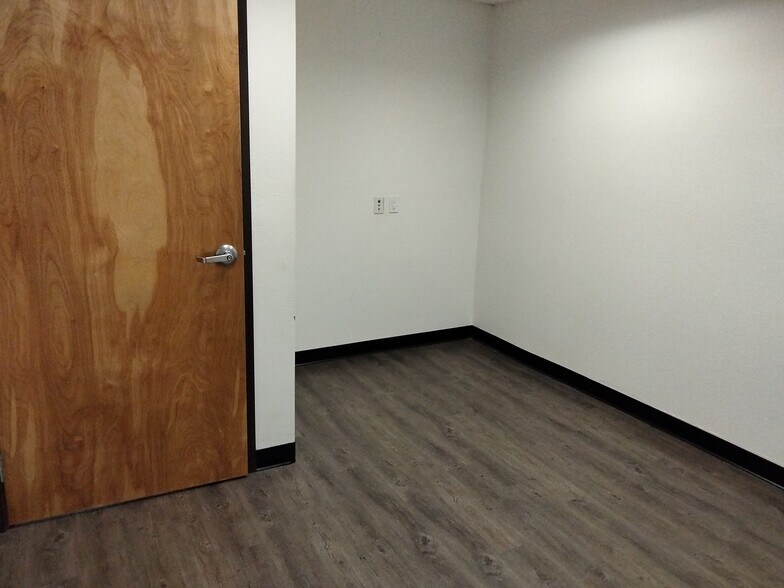 More Photos Of 4848 Colt St, Ventura Manufacturing For Sale