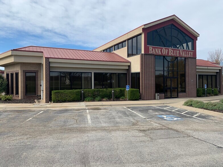 More Photos Of 5520 Hedge Lane Ter, Shawnee Bank For Sale