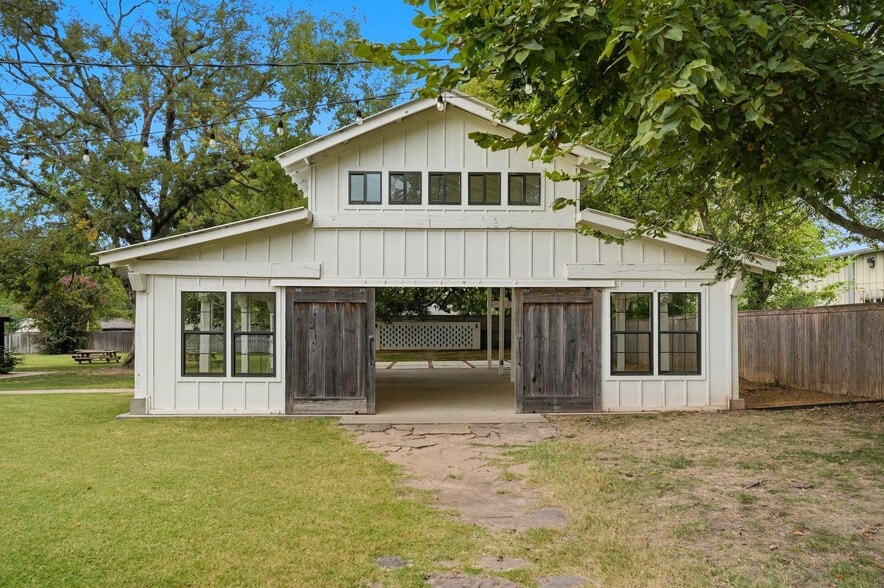 More Photos Of 924 S Main St, Broken Arrow Showroom For Sale