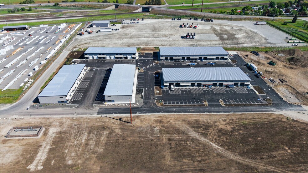 More Photos Of 4524 N Barker Rd, Spokane Valley Showroom For Lease