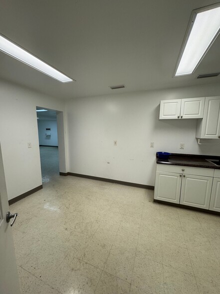 More Photos Of 59 W 9th St, Atlantic Beach Showroom For Lease