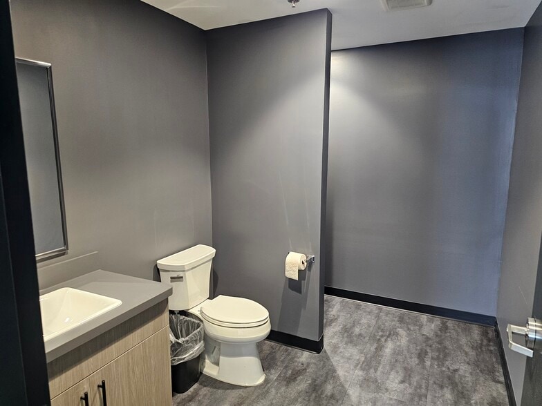 More Photos Of 208 Chicane Ln, Pontiac Showroom For Sale
