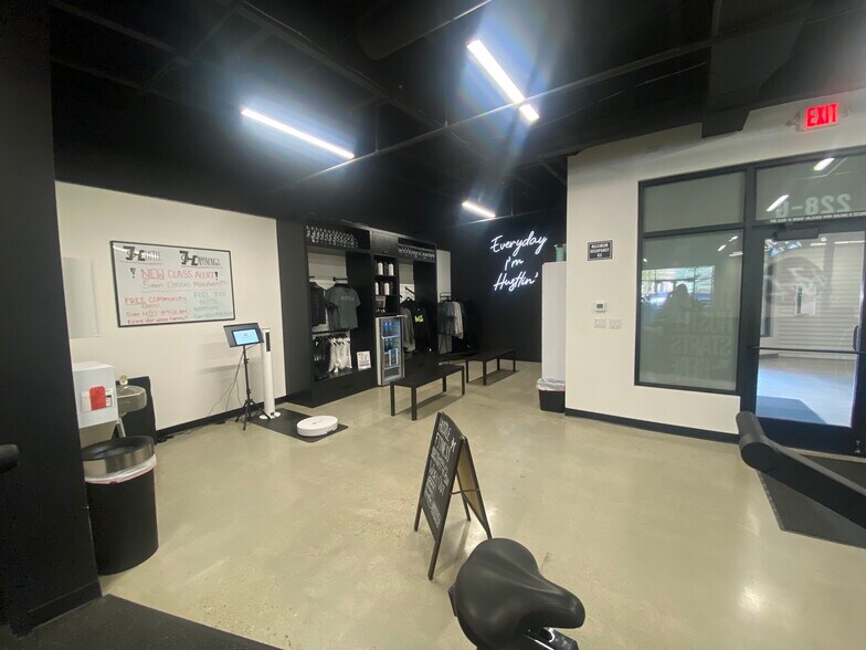 More Photos Of 228 E Plaza Dr, Eagle Freestanding For Lease