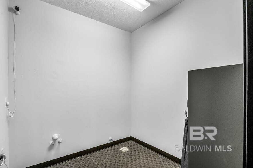 More Photos Of 20870 State Highway 59, Robertsdale Freestanding For Lease