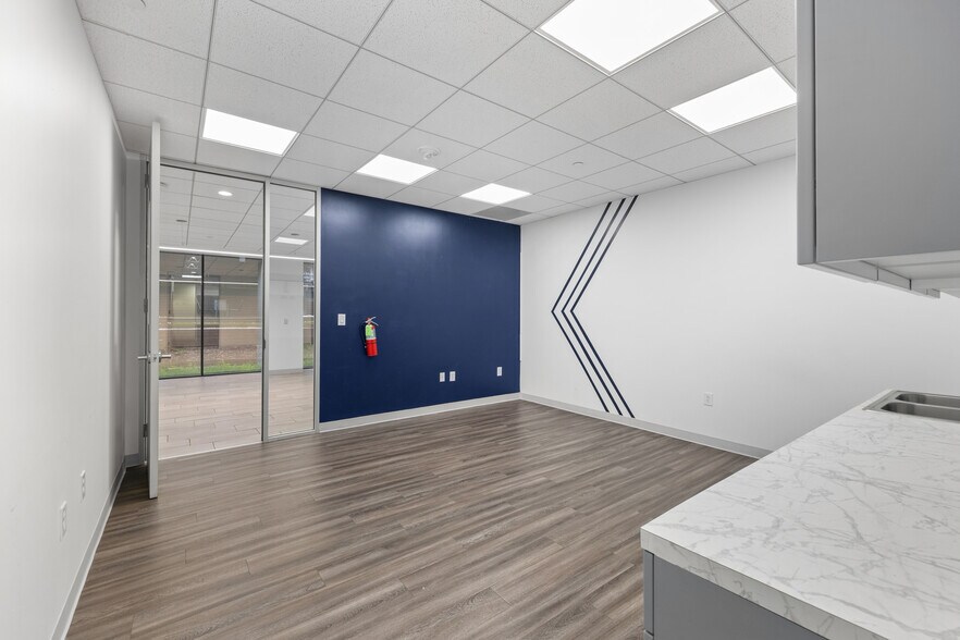 More Photos Of 17 S Briar Hollow Ln, Houston Office Residential For Lease