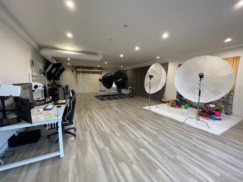 More Photos Of 1610 W Magnolia Blvd, Burbank Storefront For Sale
