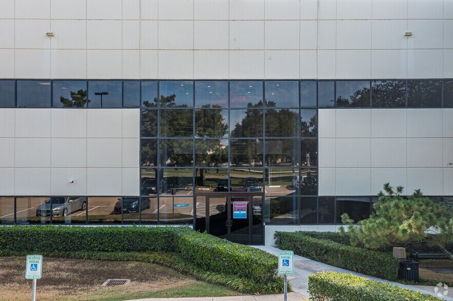 More Photos Of 400 E Royal Ln, Irving Unknown For Lease