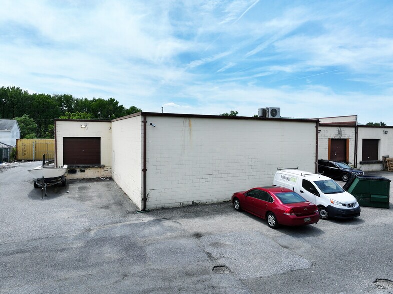 More Photos Of 3970-3996 North Point Rd, Dundalk Warehouse For Lease
