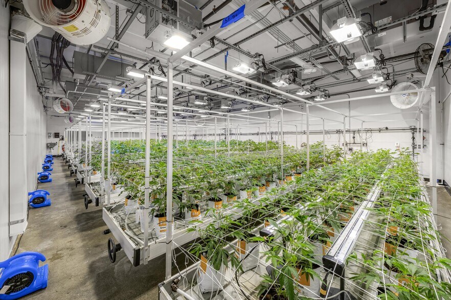 More Photos Of 44211 Yucca Ave, Lancaster Warehouse For Sale