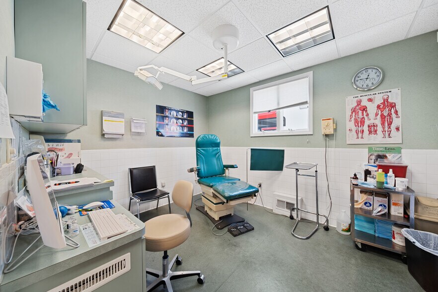 More Photos Of 24 Brentwood Rd, Bay Shore Medical For Lease