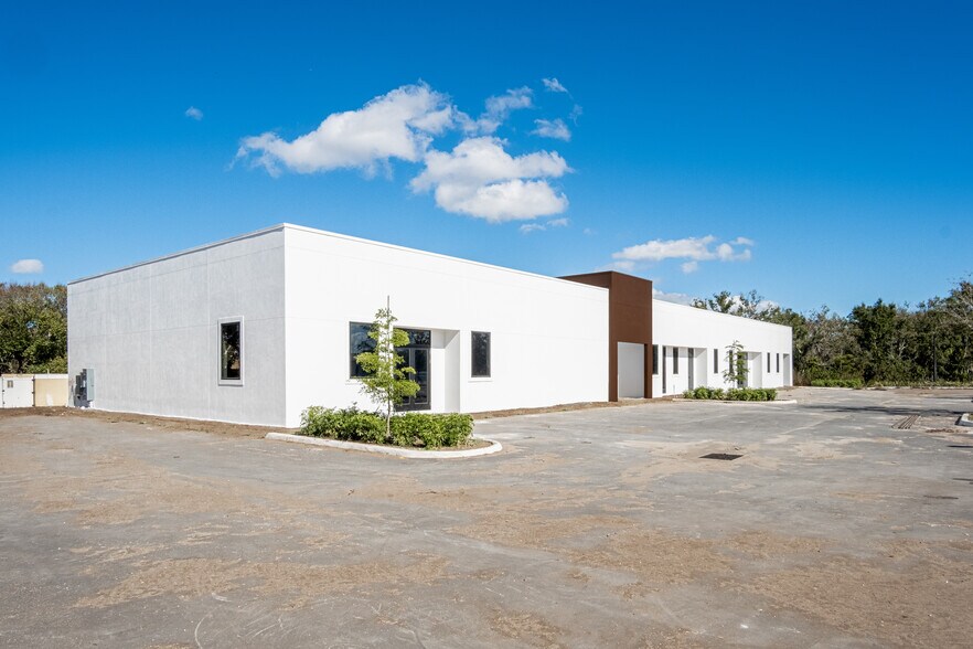 More Photos Of 11125 Corridor Pl, Bradenton Storefront Retail Office For Sale