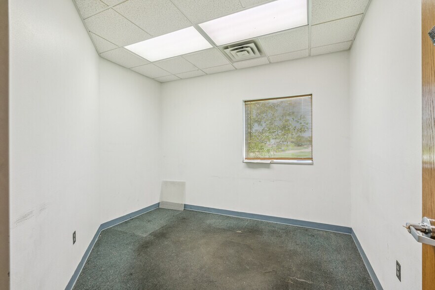 More Photos Of 701 Technology Pl, Waverly Manufacturing For Lease