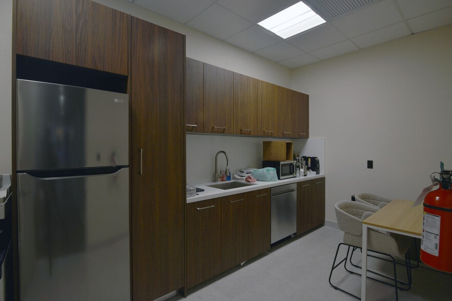 More Photos Of 13750 Biscayne Blvd, North Miami Beach Unknown For Lease