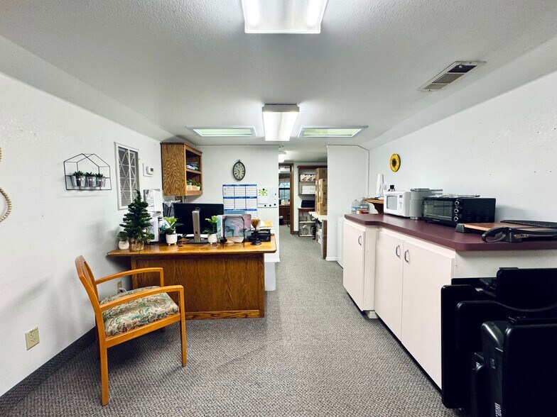 More Photos Of 2036 Railroad Ave, Redding Office For Sale