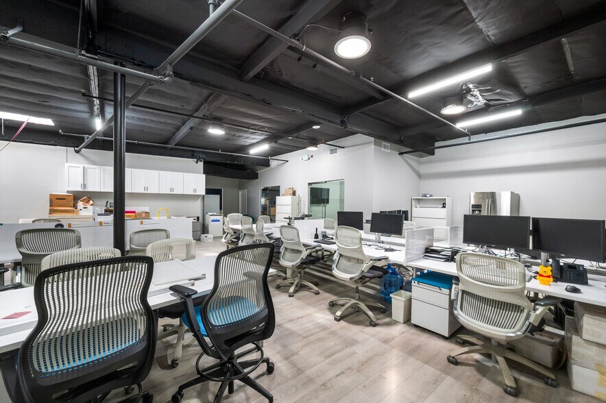 More Photos Of 800 E Dyer Rd, Santa Ana Showroom For Sale