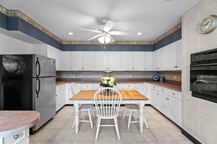 More Photos Of 32 E Main St, Mystic Office For Sale