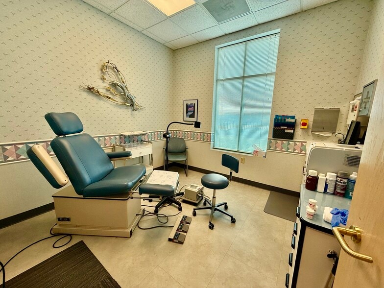 More Photos Of 1725 Western Ave, Findlay Medical For Sale