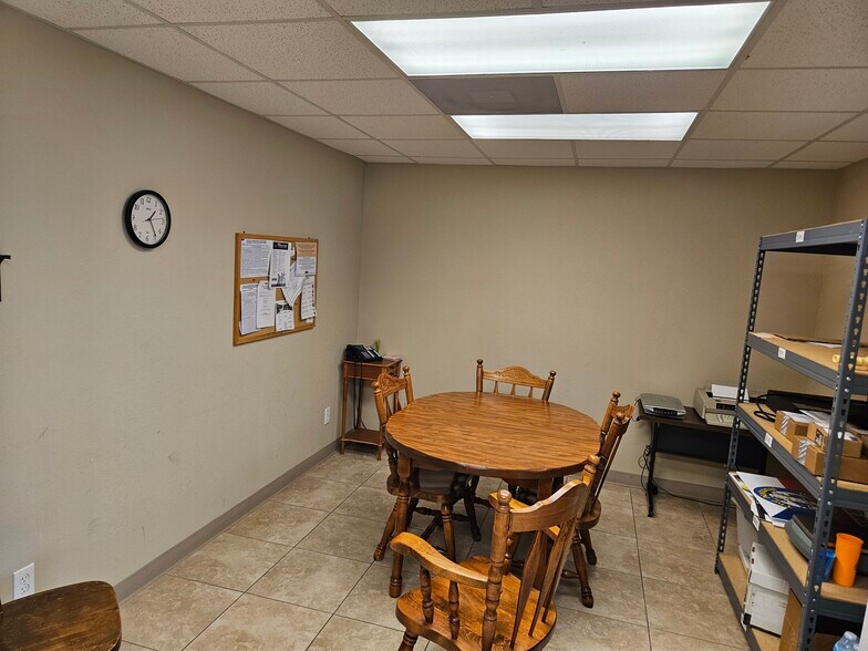 More Photos Of 2604 N Kaufman St, Ennis Flex For Sale