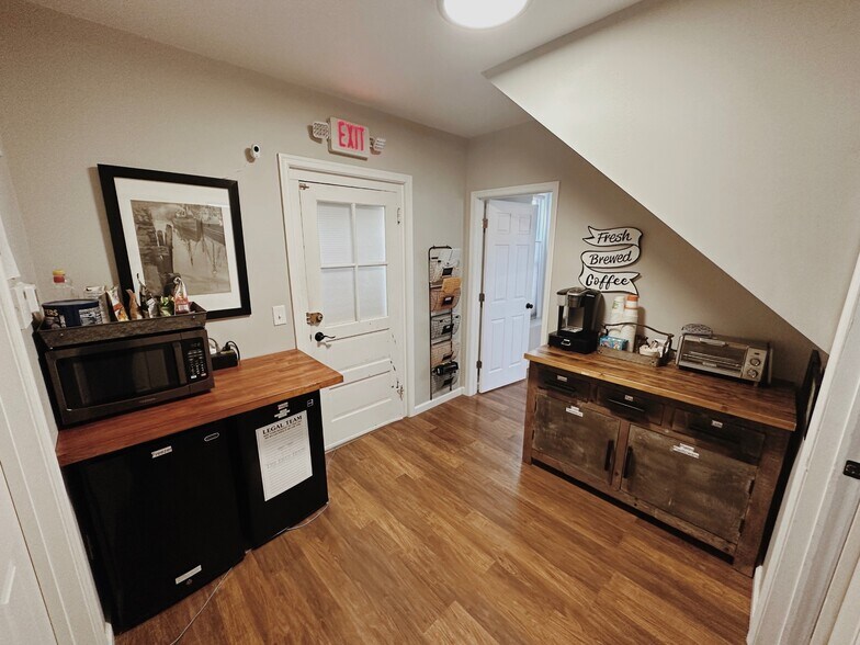 More Photos Of 104 E Pine St, Georgetown Office Residential For Lease