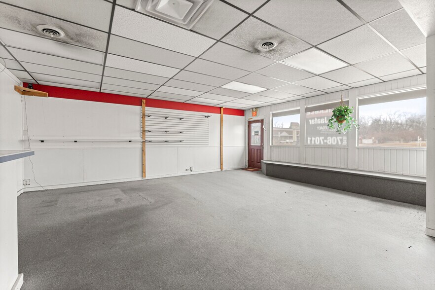 More Photos Of 26905 Plymouth Rd, Redford Township Freestanding For Lease