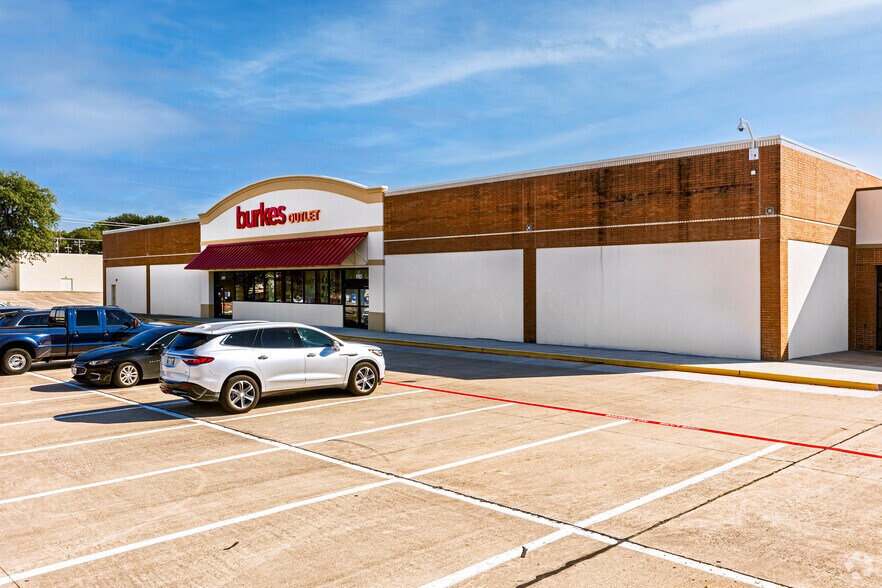 More Photos Of 6801-7049 Ridgmar Meadow Rd, Fort Worth Unknown For Lease
