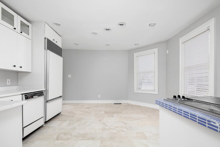 More Photos Of 640-642 W Main St, Lexington Office For Lease