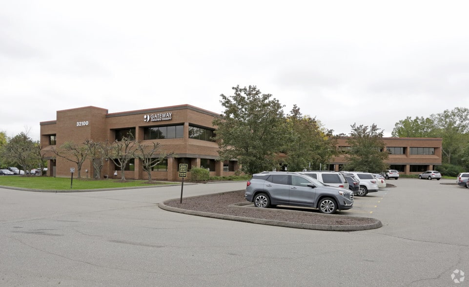 More Photos Of 32100 Telegraph Rd, Bingham Farms Medical For Lease