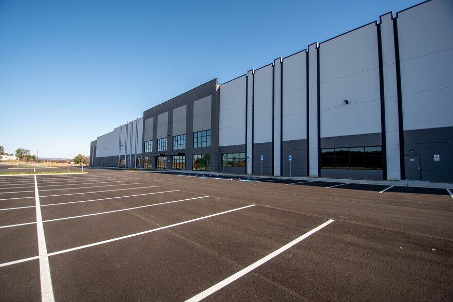 More Photos Of 1251 Coverstone Dr, Winchester Unknown For Lease