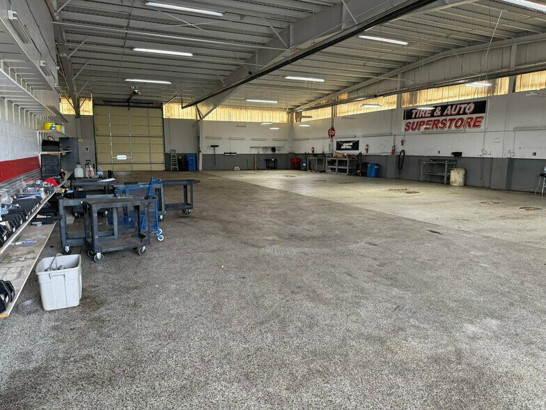 More Photos Of 5200 Cleveland St, Merrillville Truck Terminal For Lease