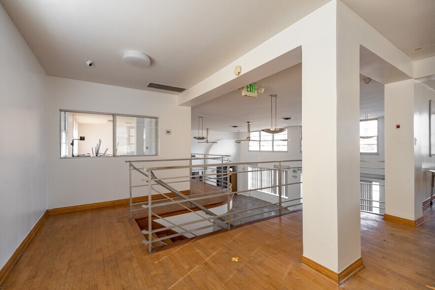 More Photos Of 5245 W San Fernando Rd, Los Angeles Showroom For Sale