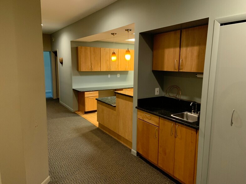 More Photos Of 1640 Axtell Dr, Troy Medical For Lease