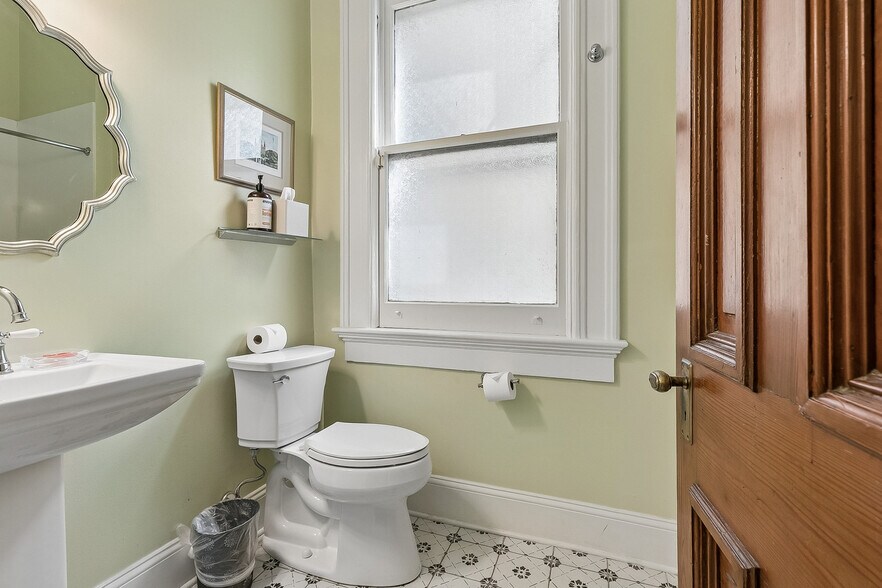 More Photos Of 2727 Saint Charles Ave, New Orleans General Retail For Sale