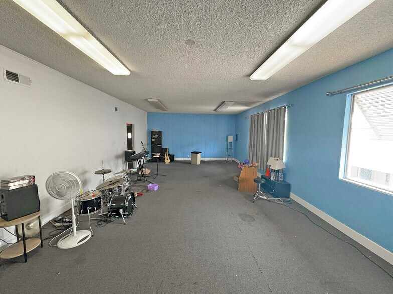 More Photos Of 1675 Garnet Ave, San Diego Schools For Lease